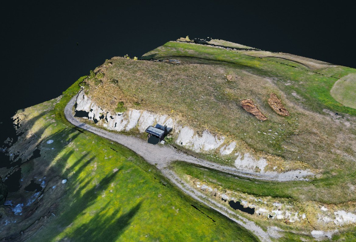 Modèle 3D en nuage de points coloré d'un terrain de montagne avec une piste et un abri