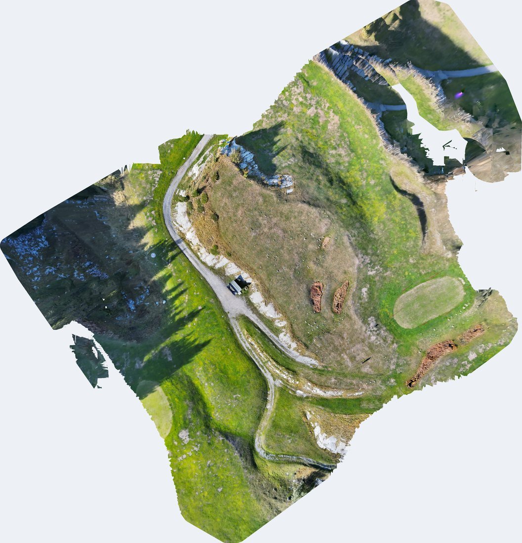 Orthophoto d'un terrain de montagne : vue de dessus avec piste, abri et zones rocheuses