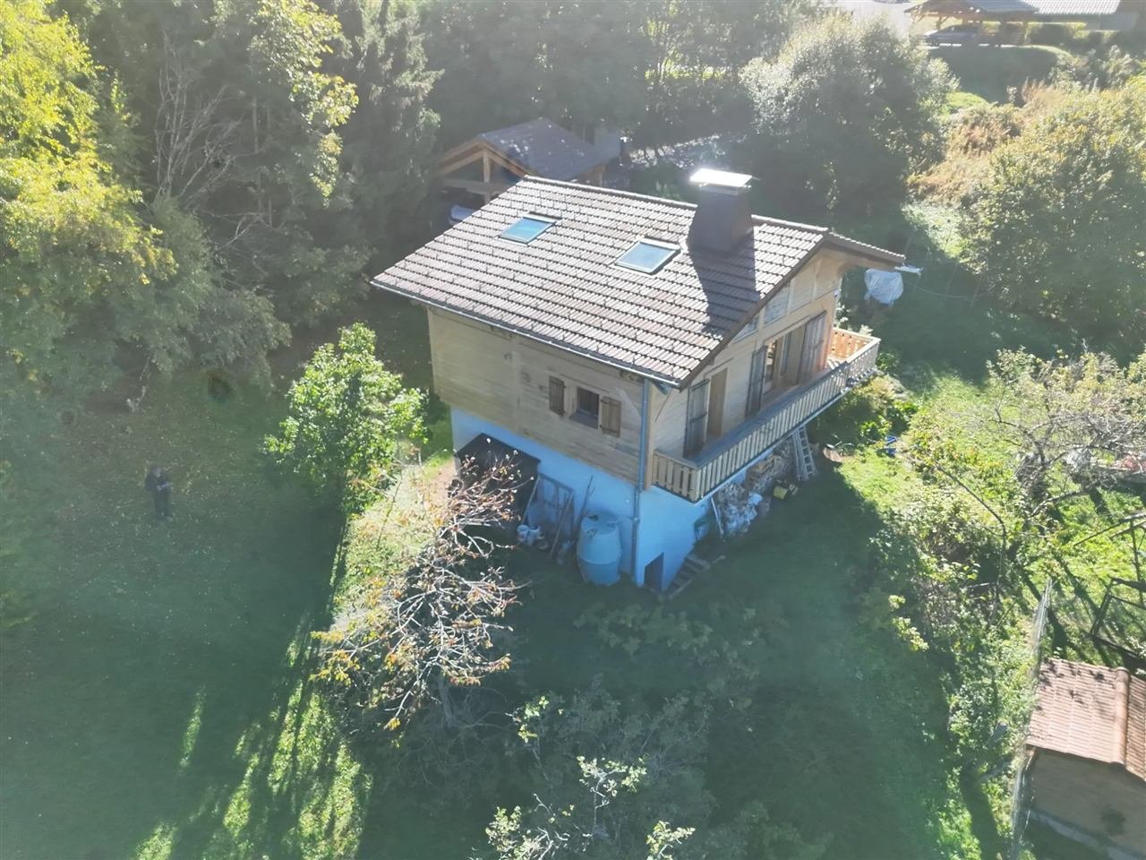Vue aérienne d'un chalet de montagne dans son environnement, avec son terrain et ses dépendances