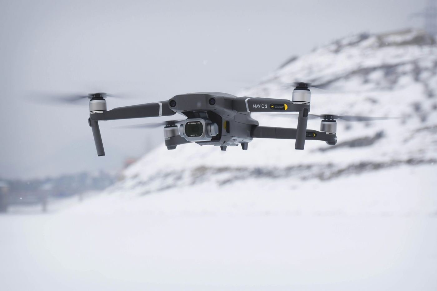Drone A2A Drone en vol au-dessus de la neige en Haute-Savoie