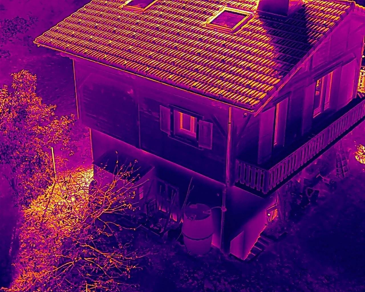 Chalet vu en thermographie : toiture en tuiles, fenêtres de toit, ouvertures et balcon