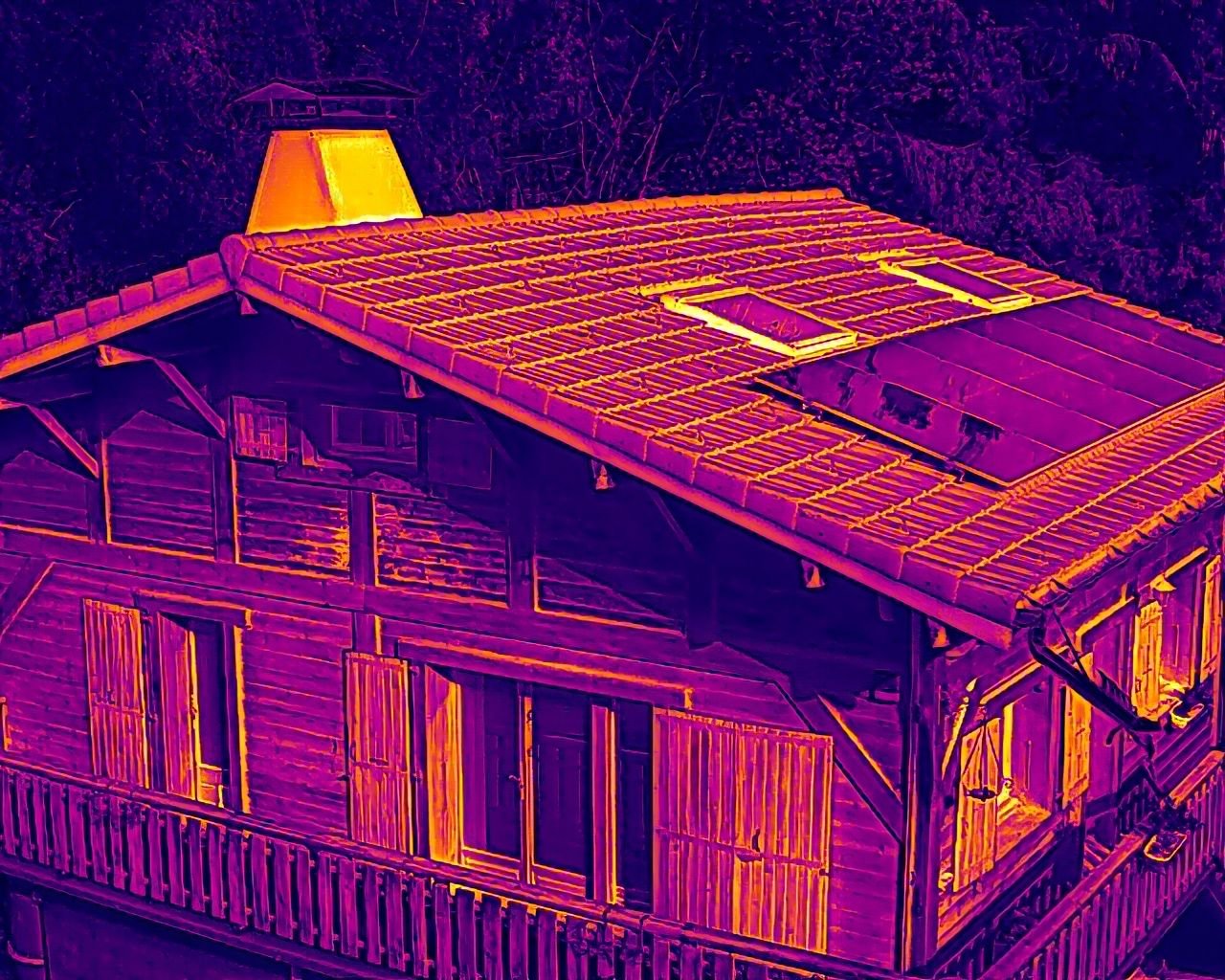 Chalet en bois et toiture vus en thermographie, vue oblique