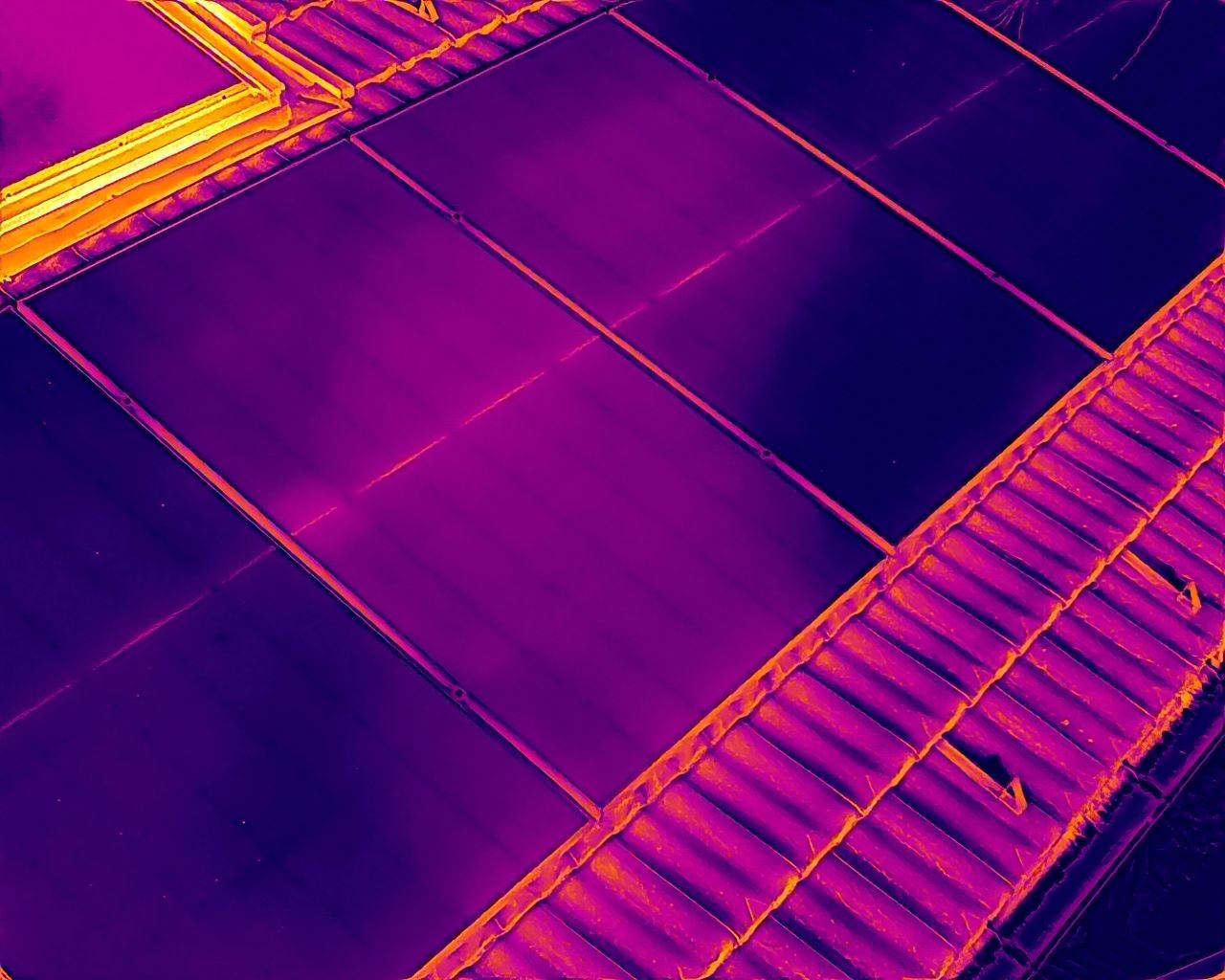 Gros plan thermique sur des panneaux solaires en toiture