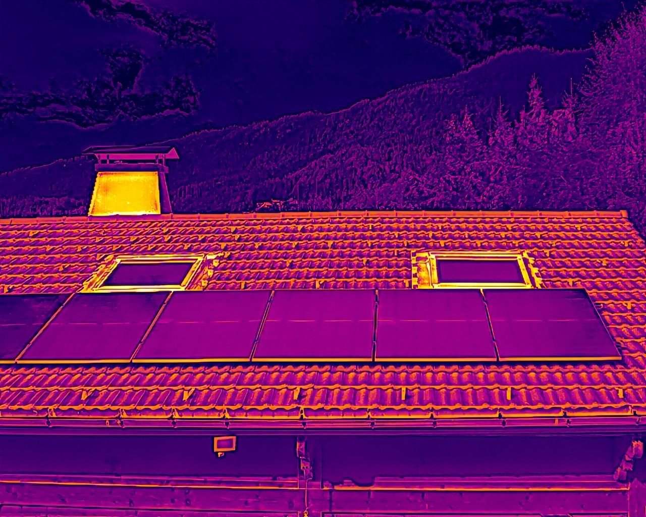Toiture d'un chalet équipé de panneaux solaires, vue thermique de face