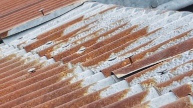 Détail d'une toiture en tôle rouillée vue par drone lors d'une inspection