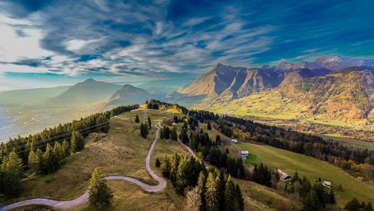 Vue aérienne par drone en Haute-Savoie – montagnes et vallée